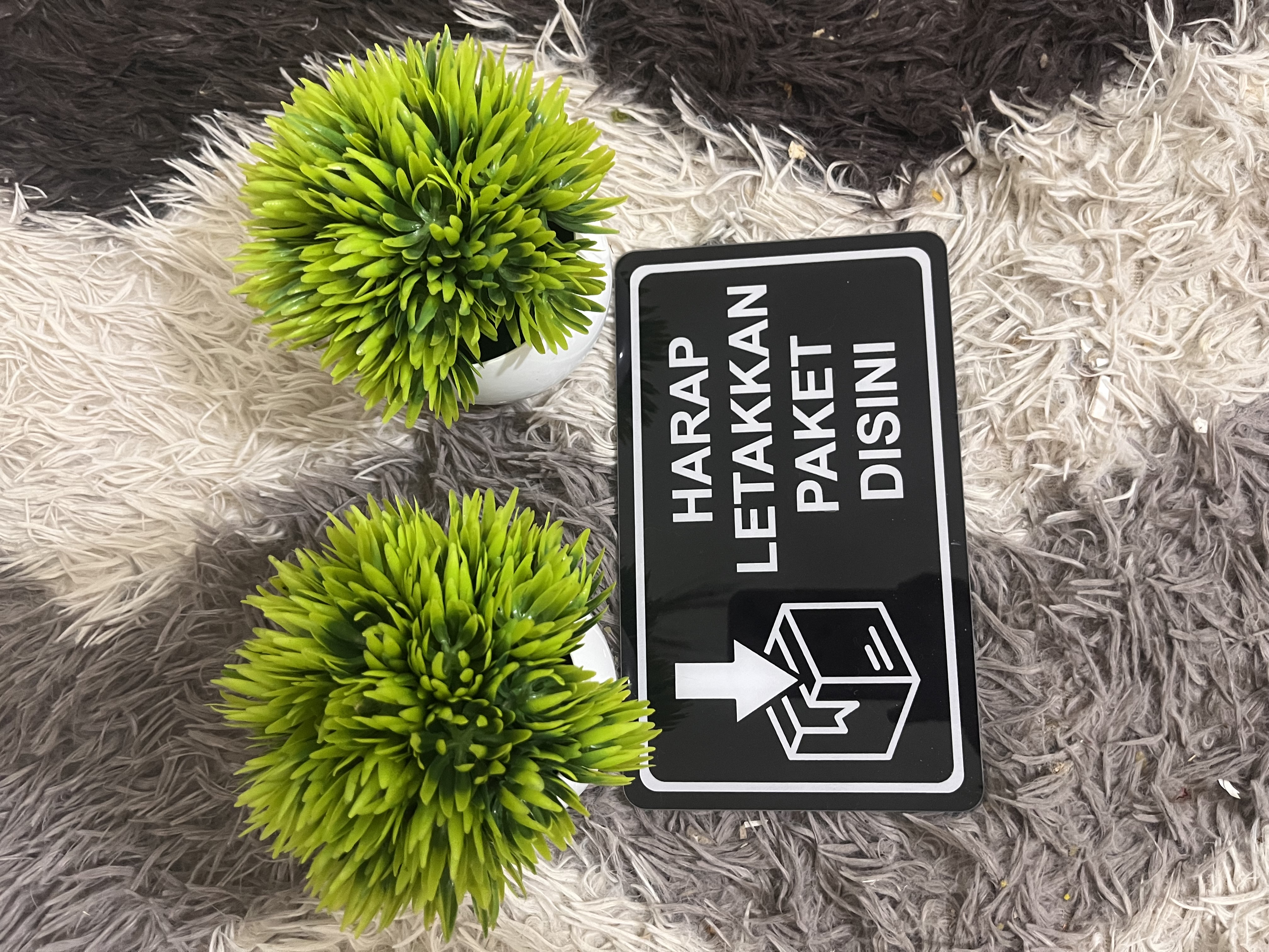 Plat "Harap Letakan Paket disini"