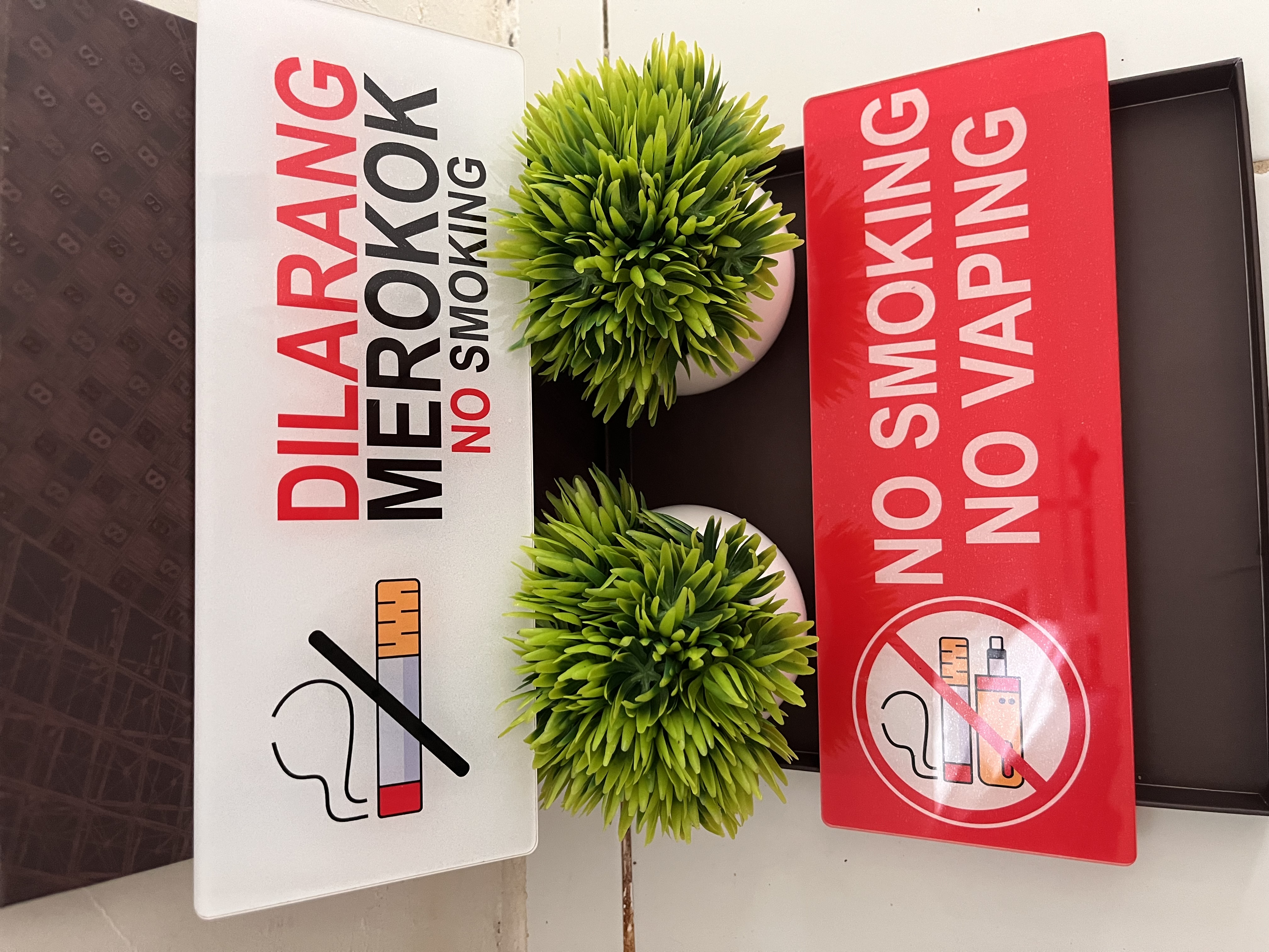 Plat "Dilarang Merokok / No Smoking"